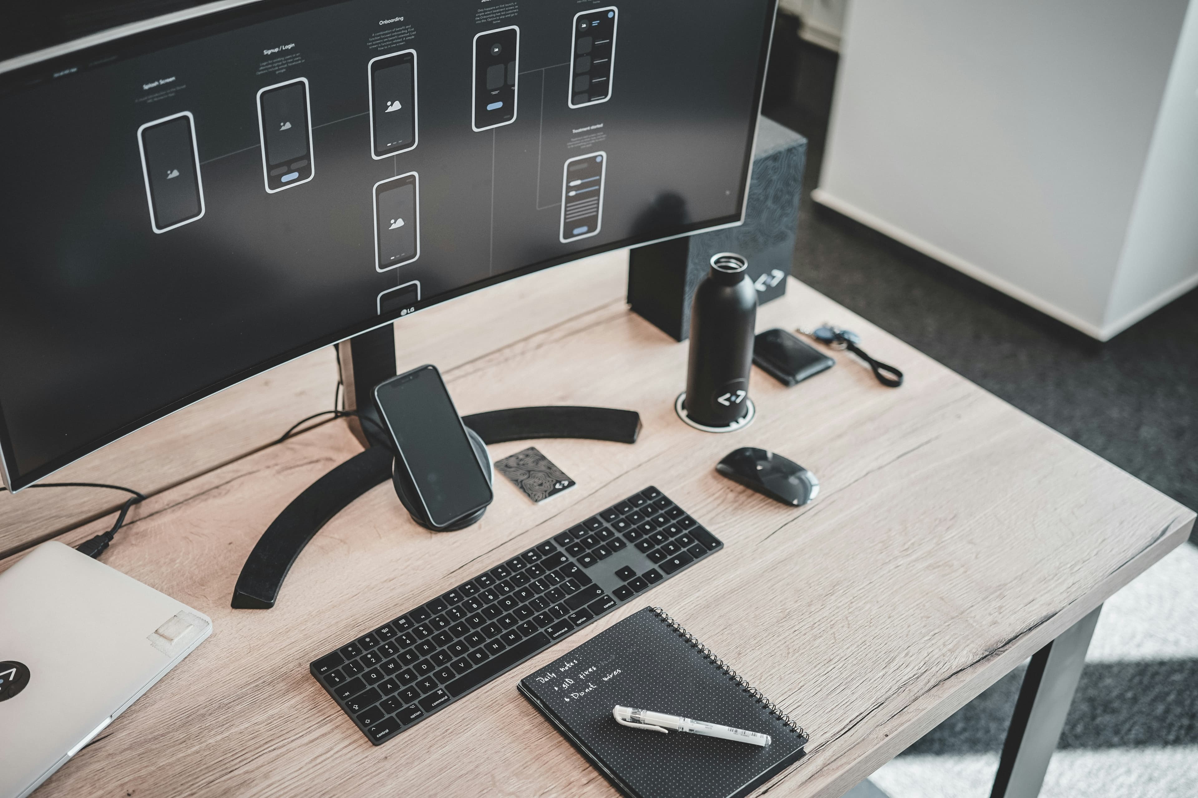 desk with pc with a curved screen
